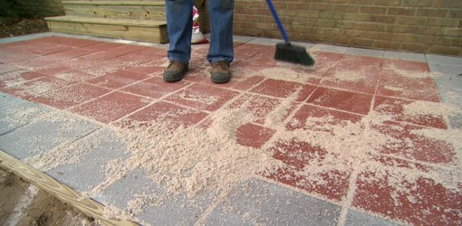 building-a-small-patio-with-pavers-67 Izgradnja malog popločanog popločanog dijela