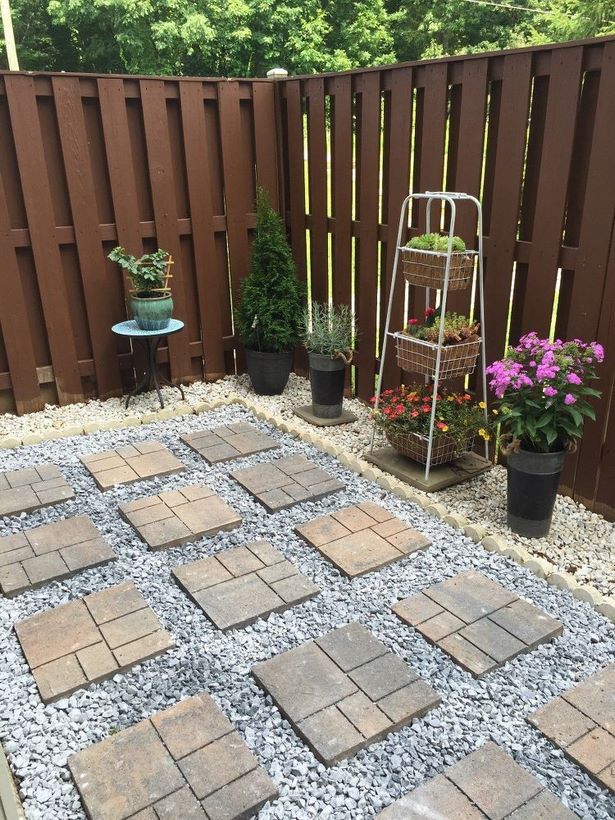 building-a-small-patio-with-pavers-67_10 Izgradnja malog popločanog popločanog dijela