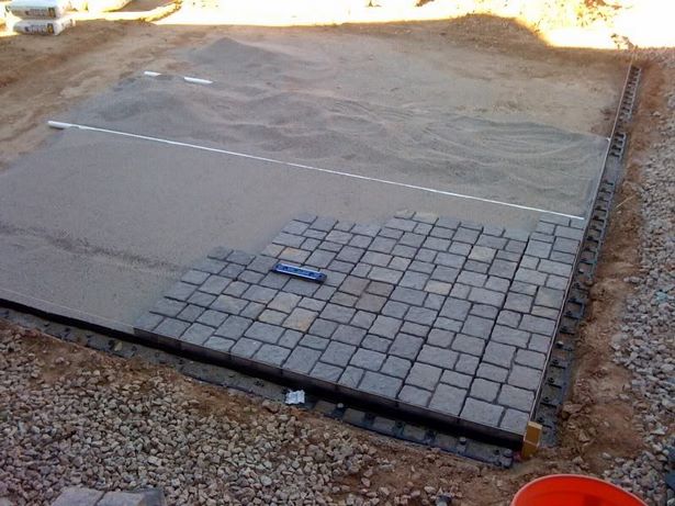 building-a-small-patio-with-pavers-67_11 Izgradnja malog popločanog popločanog dijela