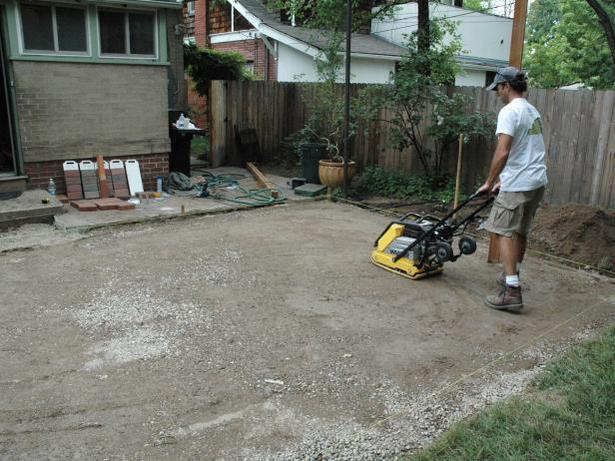 building-a-small-patio-with-pavers-67_2 Izgradnja malog popločanog popločanog dijela