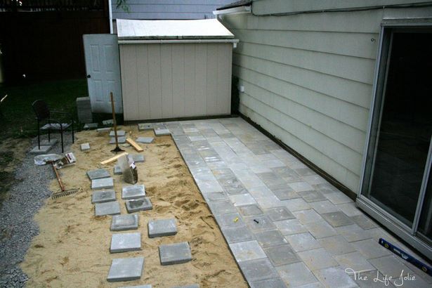building-a-small-patio-with-pavers-67_2 Izgradnja malog popločanog popločanog dijela
