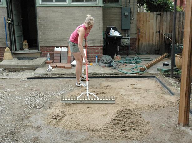 building-a-small-patio-with-pavers-67_3 Izgradnja malog popločanog popločanog dijela
