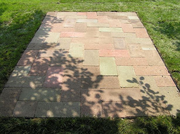 building-a-small-patio-with-pavers-67_8 Izgradnja malog popločanog popločanog dijela